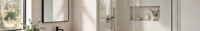 Salle de bain élégante avec douche vitrée impeccable